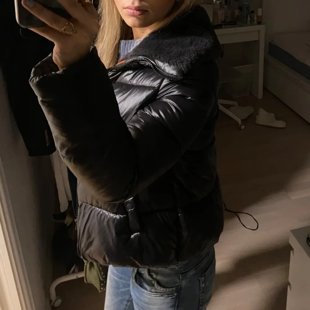 Säljer en snygg svart, glansig pufferjacka i mycket bra skick. Den är perfekt för höst och vinter med sin varma vaddering. praktisk och stilren. Nypris 3299kr 🤗. Takit.