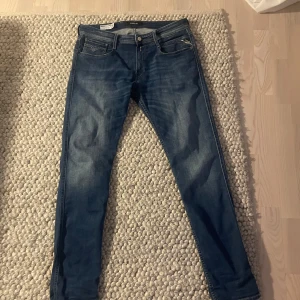 Replay jeans Anbass! - Säljer ett par snygga blå jeans från Replay, modell Anbass. Super sköna och är i storlek 34. Säljer dessa för att de inte kommer till användning. Köpte dessa för nypris på NK 1100kr och har använts fåtal gånger. Pris kan diskuteras vid snabb affär! Tveka heller inte vid minsta fråga!💫