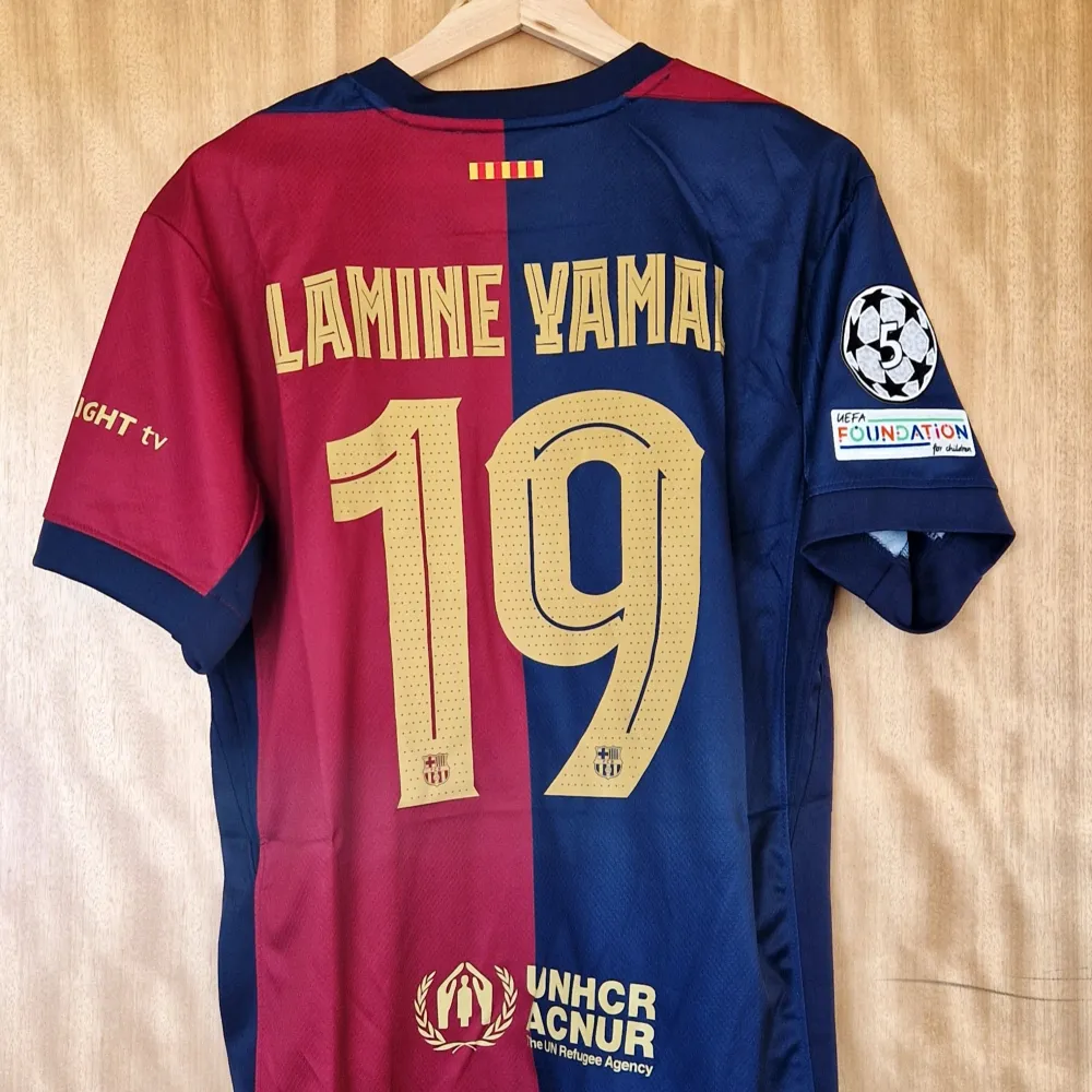 Lamine Yamal Barcelona repIika fotbollströja 24-25. Helt ny med tag.   Storlek: Medium. Sportswear.