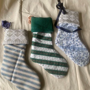Julstrumpa  - Håndsyede julesokker af upcyclede tekstiler !   Ca 45 cm   Rabat ved køb af flere end en !   Se andre annoncer ;-)  Tags: #julesokker #genbrug #julegaver #julklapp #jul #julepynt #slowmade #julstrumpa