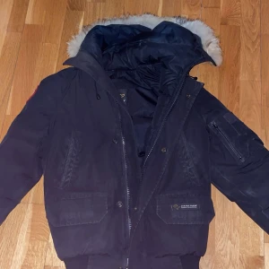 Bomber jacka canada goose  - Säljer min canada goose jacka då den inte används längre flyttar snart utomlands så vill bara bli av med den jackan är så klart äkta lite smutsig så behövs en tvätt kostar 12k ny så priset är hur bra som helst bara höra av sig 