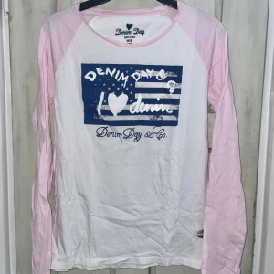 Vit och rosa långärmad tröja från Denim Day - Oanvänd vit & rosa långärmad tröja. Den har ett  tryck på framsidan med texten Denim Day & Co. 