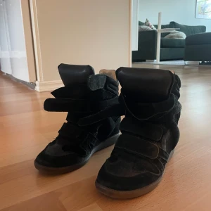 Svarta sneakers från Isabel Marant - Säljer ett par svarta Isabel marant med helt okej skick inget som syns på utsidan, jätte fina skor till både vardags o till festligare tillfällen
