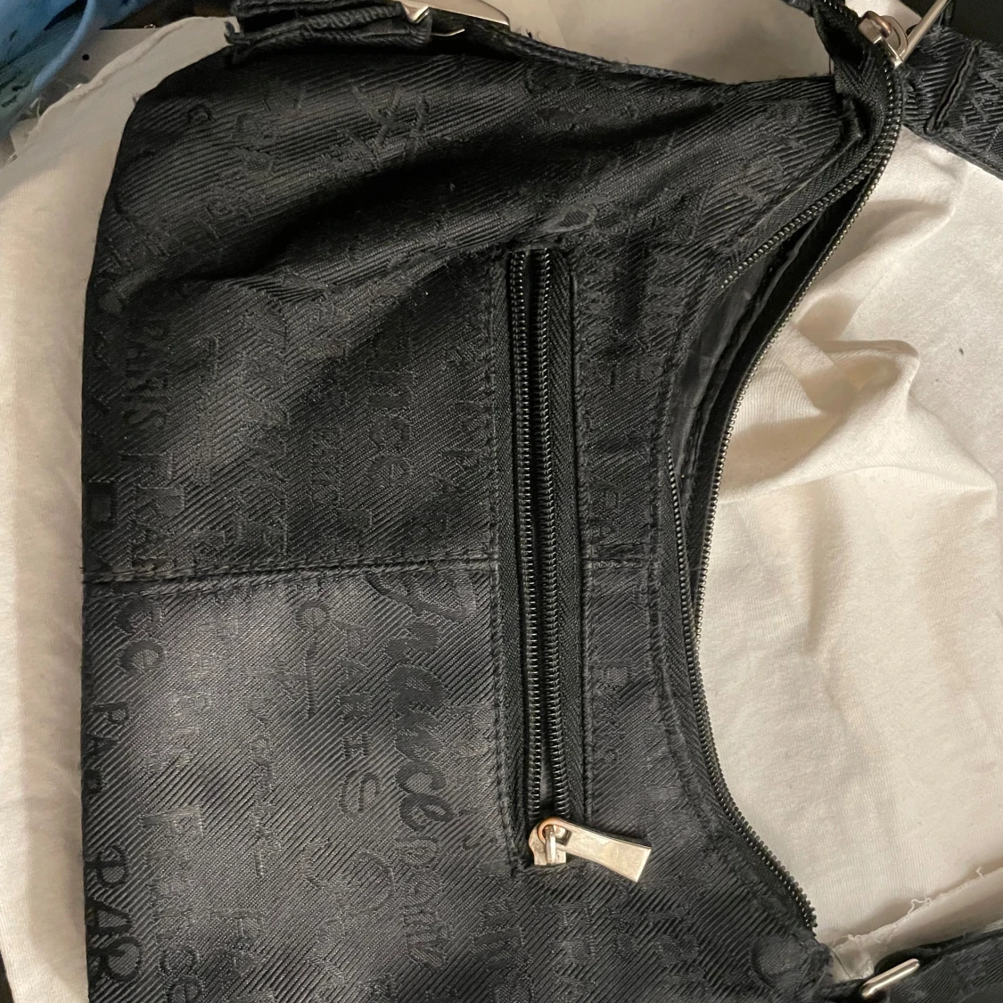 Svart axelväska med textmönster - 90