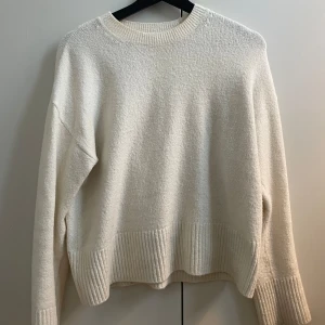 Vit stickad tröja - Super snygg krämvit stickad tröja från &Other Stories, en fläck på framsidan men syns inte när man har på sig den, superskönt material. Storlek xs men passar mig som är xs/s