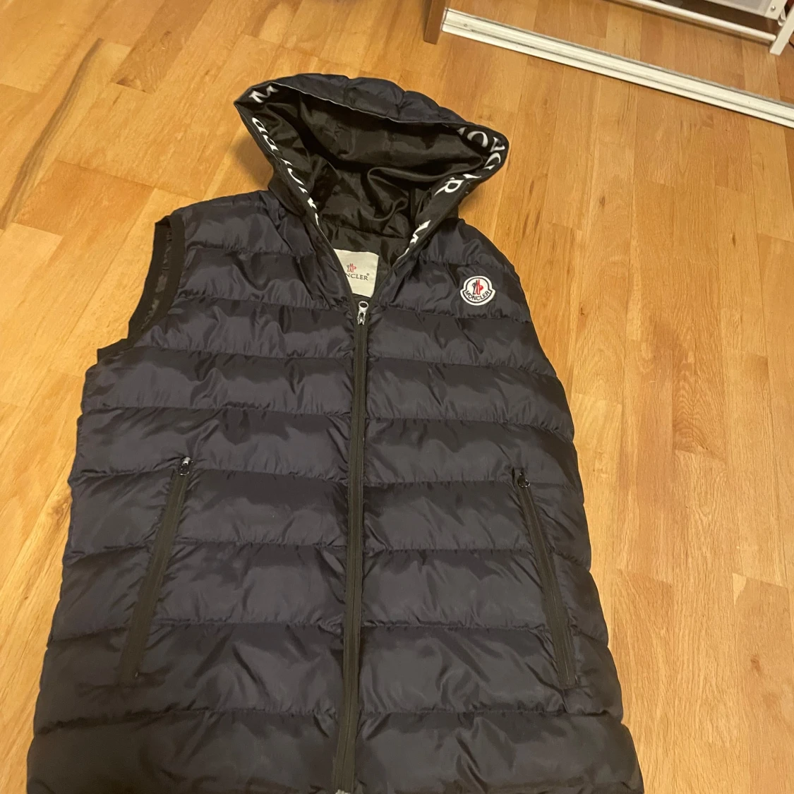 Svart dunväst från Moncler