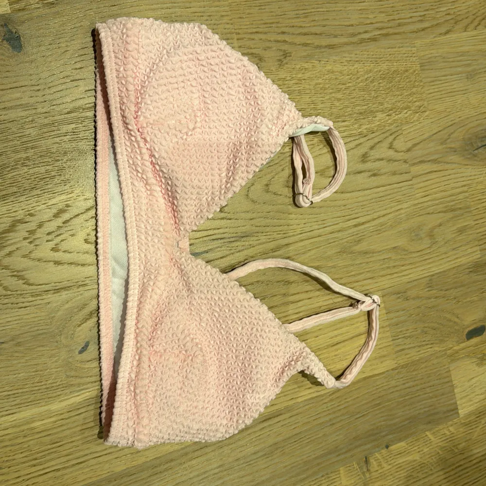 Säljer en superfin rosa bikini i ribbat material. Toppen har justerbara axelband och en bekväm passform. Perfekt för sommarens stranddagar eller poolhäng. Bikinibyxorna har en klassisk skärning som sitter snyggt. Aldrig använt då storleken inte passa mig, så den är i mycket bra skick. 🌸. Övrigt.