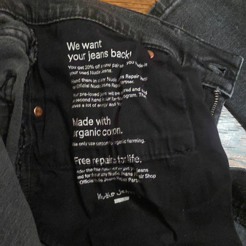 Säljer ett par mörkgråa jeans från Nudie Jeans i storlek 30/32. De är tillverkade av ekologisk bomull och har en snygg slim passform. Modellen är tight terry och sitter perfekt, skriv ang funderingar!👍. Farkut & Housut.