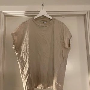 Beige t-shirt från Weekday - Säljer en enkel och stilren beige t-shirt från Weekday i storlek L. T-shirten är kortärmad och gjord i mjuk bomull, perfekt för en avslappnad look 🧡 inga anmärkningar. 
