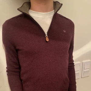 Vinröd ulltröja från Morris - Säljer en snygg vinröd tröja från Morris i 100% merinoull för att jag nu växt ut den. Den har en dragkedja framtill och en liten broderad logga på bröstet. Perfekt för höst och vinter, både stilren och varm. Passar bra till både vardag och fest! Priset är ej hugget i sten kom med förslag om ni vill. Modellen väger 64kg och är 174cm lång. Helt för liten för modellen och skulle passa en person perfekt som är 165. Säljer den för 650 då ny pris är 1700 