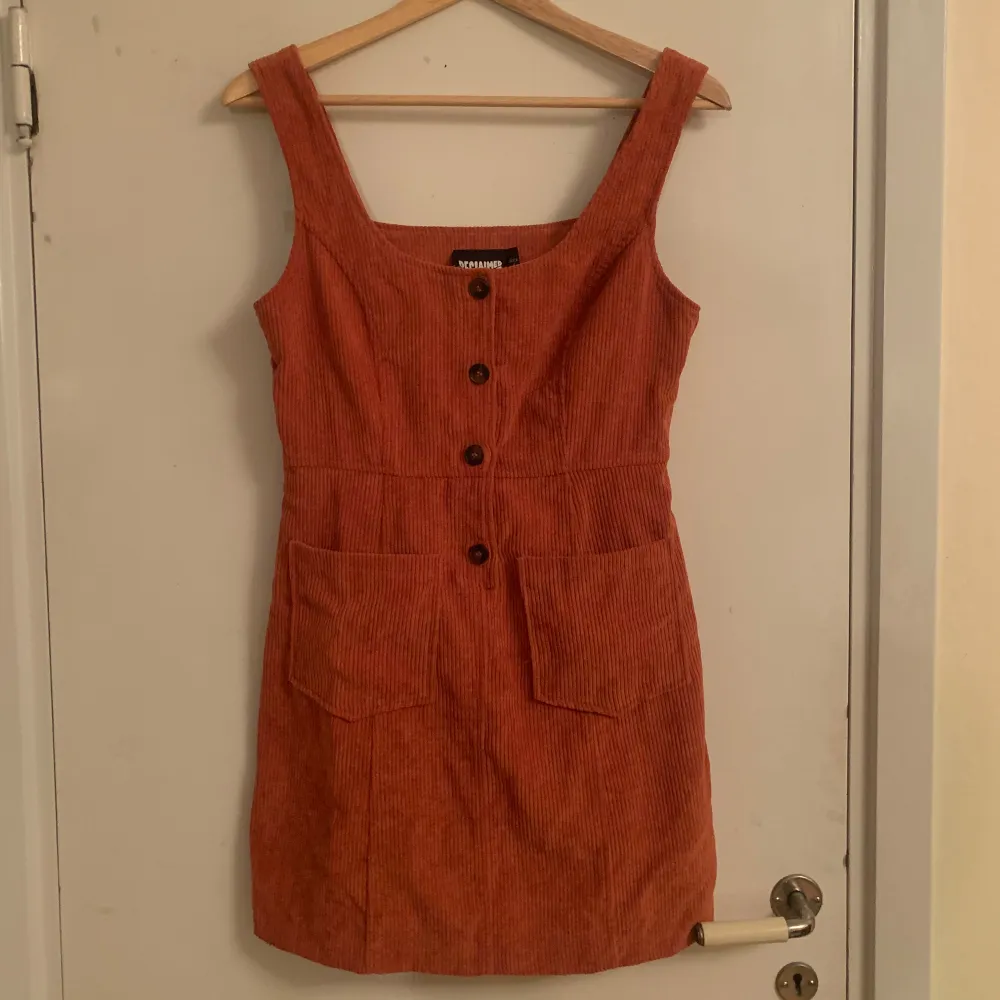 Jättefin orange manchesterklänning från Reclaimed Vintage. Klänningen har knappar framtill och fickor! Säljs pga passar inte längre. Skriv privat för fler bilder eller frågor🍁öppen för prutning . Klänningar.