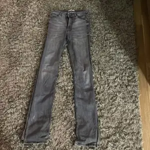 Säljer ett par grå jeans från Zara i bra skick. De har en skinny passform och är perfekta för både vardag och fest. Jeansen är tillverkade i ett slitstarkt material och har en klassisk design med fem fickor och dragkedja. Perfekta för höst och vår!❤️