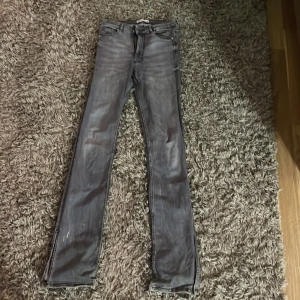 Grå jeans från Zara - Säljer ett par grå jeans från Zara i bra skick. De har en skinny passform och är perfekta för både vardag och fest. Jeansen är tillverkade i ett slitstarkt material och har en klassisk design med fem fickor och dragkedja. Perfekta för höst och vår!❤️