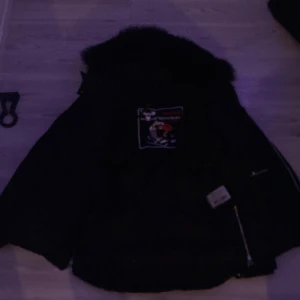 Moose knuckles vinterjacka - Säljer min moose knuckle storlek S. Den har inga defekter förutom en röd tygbit inne i jackan som sitter löst(inget synligt. Använd då och då under en vinter. Anledning till att jag säljer är för att den är för liten