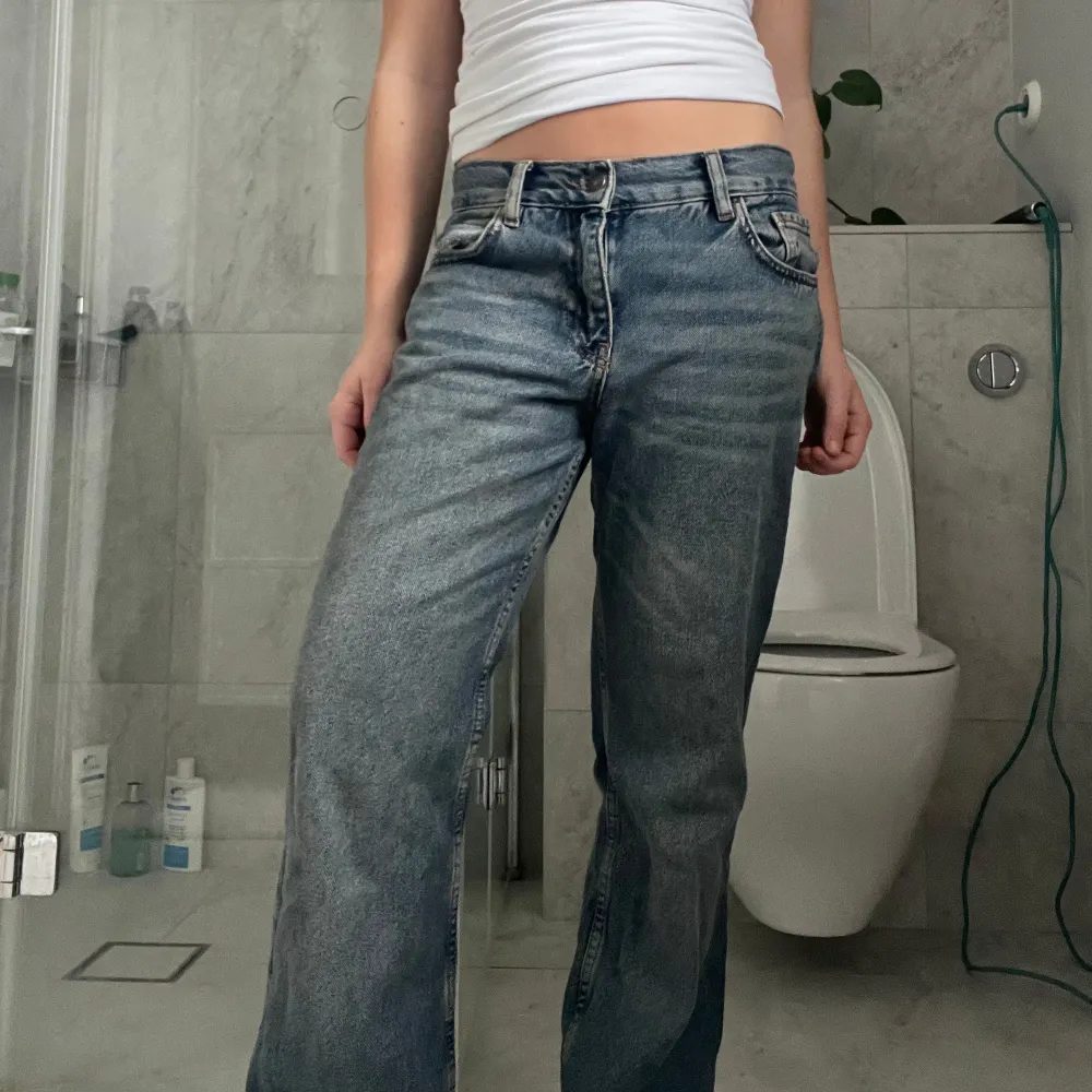 Säljer dessa jeans! De är har en supersnygg avslappnad stil! Perfekta för vardagsbruk och kan matchas med nästan vad som helst. De är i mycket bra skick och redo för en ny ägare!. Jeans & Byxor.