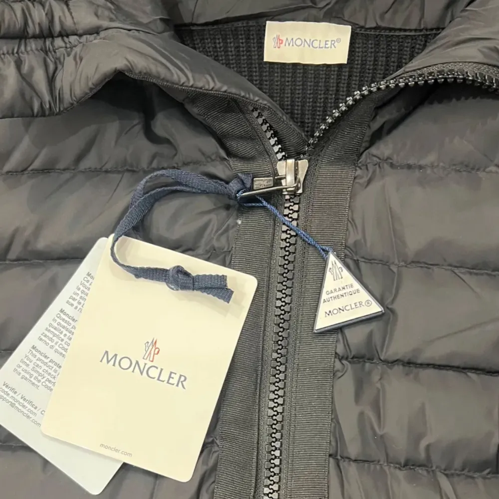 Säljer en snygg moncler cardigan i nyskick. Jackan tillkommer med tags, påsen, lapparna, qr kod samt NFC scan. Funkar perfekt till vintern samt höst. Hör gärna av dig för fler frågor!!. Jackor.