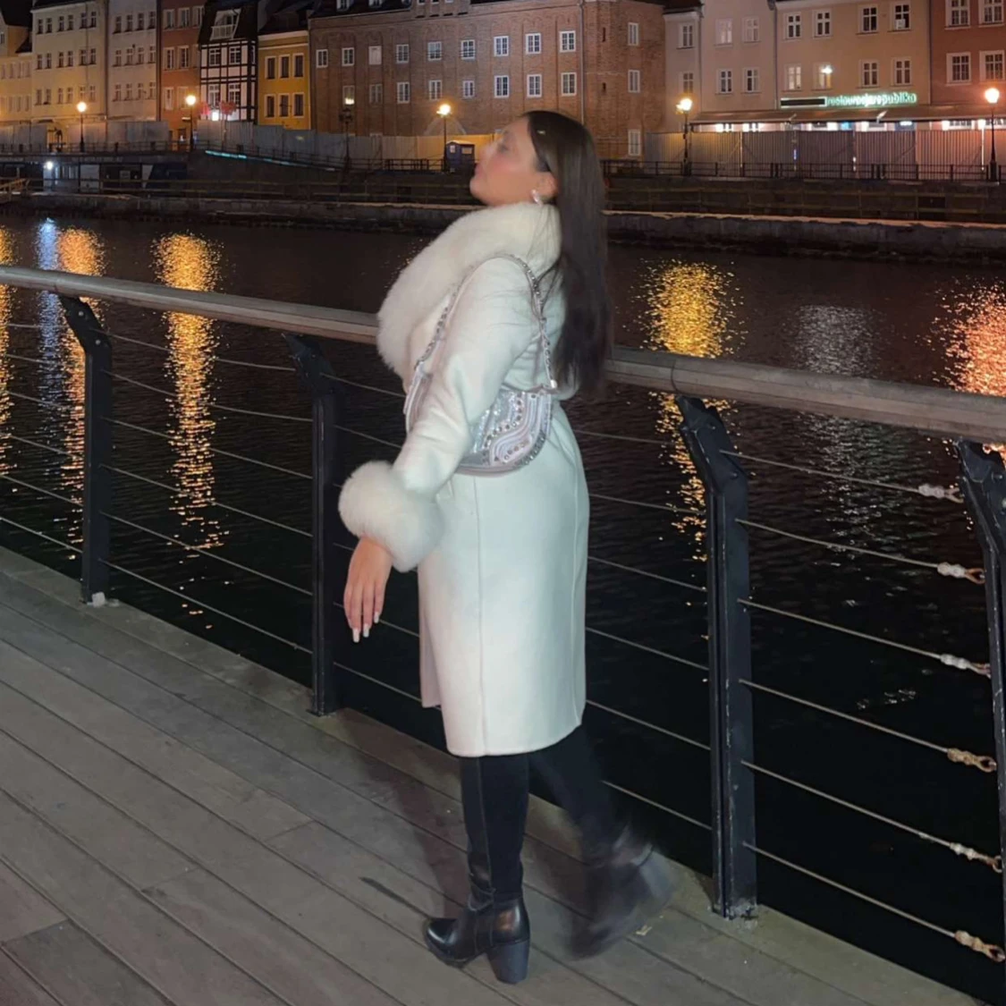 Vit kappa med pälsdetaljer - 1