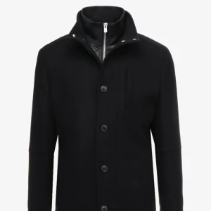 Jack And Jones Rock - Snygg HELT NY svart kappa i ullblandning med både dragkedja och knappar framtill. Perfekt för höst och vinter med sin stilrena design och höga krage. Passar bra till både vardag och fest. Långärmad och i oanvänt skick endast tagit bort taggen.