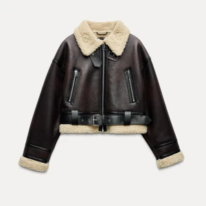 Brun skinnjacka med teddyfoder - Säljer en supercool brun skinnjacka med mysigt teddyfoder. Jackan har en croppad stil med dragkedja och bälte i midjan. Perfekt för höst och vinter! 🧥✨skriv för bilder på. Köpt på Zara denna säsong