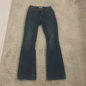 Blå bootcut jeans - Säljer ett par snygga blå bootcut jeans i bra skick. De har snygg design på baksidan. Passar bra till någon som är 160. Storlek 170 barn avdelning. Säljer pga att de är för små. (Pris kan diskuteras)