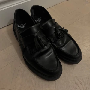 Dr. Martens Adrian Loafers - Säljer mina Adrian Loafers från Dr. Martens. De är i bra skick, och köpta i deras butik i Barcelona. Nypris 1 999 kr!
