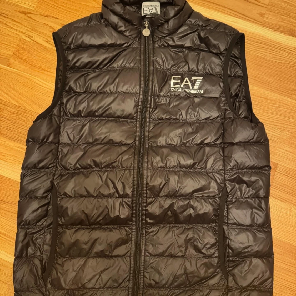 Svart dunväst från EA7 Emporio Armani