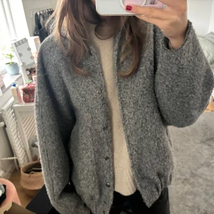 Grå jacka med knappar - Jacka i ull bladning från zara, i bomberjacka modell varmare än vad man tror och så snygg