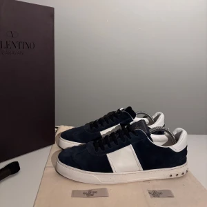 Valentino flycrew - Säljer ett par snygga flycrews i storlek 43, cond 9/10 väldigt bra skick och alla nitar kvar. Kommer med OG box, dustbags och extra snören