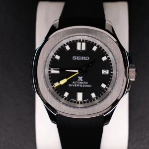 Seiko Mod dykar/sportklocka  - Seiko Mod. Den har en stilren svart urtavla med datumvisning och en robust svart rem. Perfekt för både vardag och krävande aktiviteter. Klockan har en silverfärgad boett i rostfritt stål  och tydliga markeringar för enkel avläsning. Rörelsen är NH34 automatic (Japan), för fler bilder skicka gärna iväg ett PM🙌