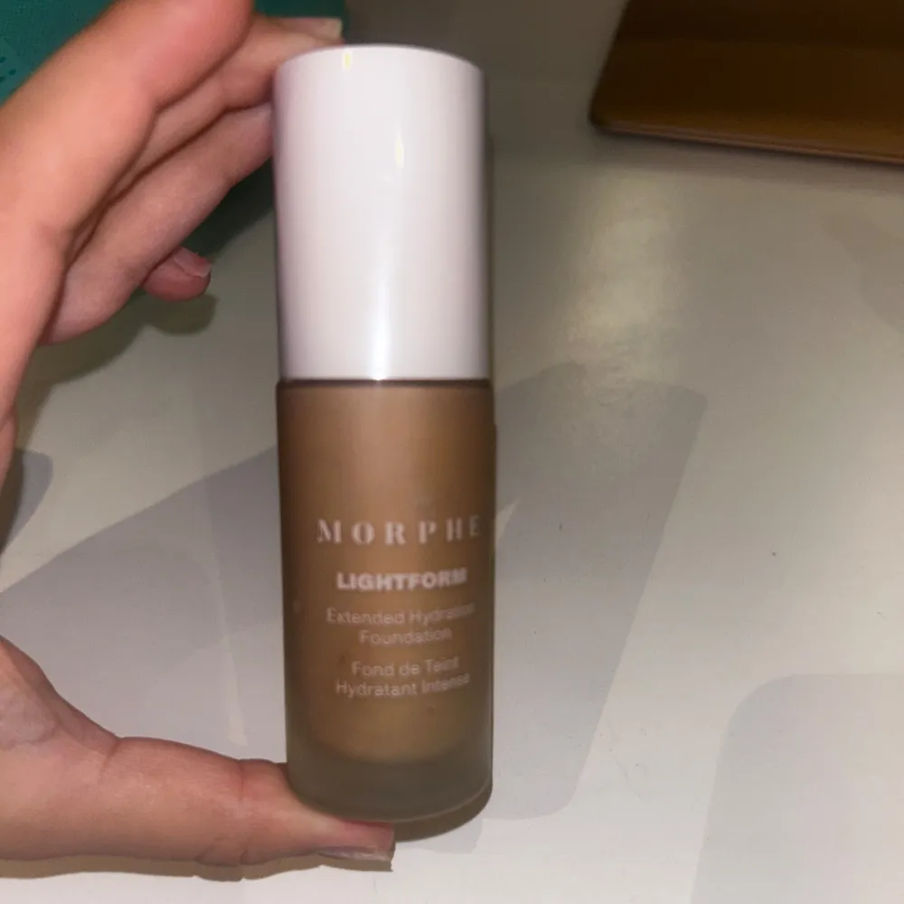 Säljer en Morphe Lightform Foundation i nyansen Medium 14W. Denna foundation är återfuktande och perfekt för en jämn och naturlig look. Flaskan innehåller 30 ml och har en praktisk pump för enkel applicering. Perfekt för dagligt bruk!. Skönhet.