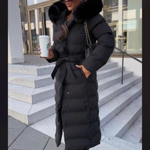 Svart lång dunjacka med pälskrage - Säljer en supermysig svart lång dunjacka med en lyxig pälskrage. Jackan har ett bälte i midjan för en snygg passform och långa ärmar som håller dig varm hela vintern. Perfekt för kalla dagar när du vill vara både stilren och varm. 🖤Jackan är helt oanvänd och köptes förra året. Tyvärr är jackan för stor för mig och säljer gärna den. KÖPTES FÖR 2000kr. Vid intresse kan pris diskuteras och eventuellt gå ner. 