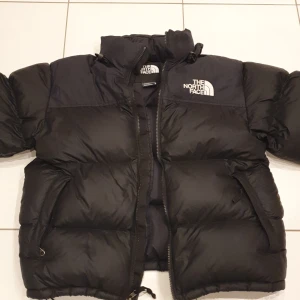 North face puffer Jacka -  Storlek M Inga fel mer än att en av dragkedjan på fickan saknar en liten tyg bit. ( kolla första bilden )