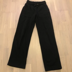 Svarta mjukisbyxor - Svarta mjukisbyxor med både fram och bak fickor. Bra skick! Säljer för att de är för små för mig.