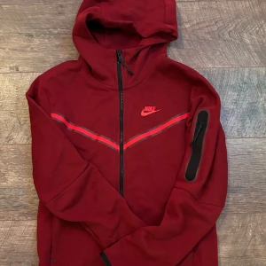 Nike Tech Fleece Zip Hoodie - Cond 8/10  Köpt från JD i Nederländerna 2023 men sällan använd. Strl XS men passar även en S men inte lika baggy då.