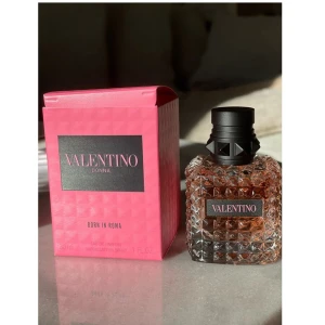 Helt ny valentino parfym  - Den är väldigt bra luktar gott lukten stannar kvar väldigt länge❤️rekommendera att köpa den Och kan sänka priset till 3000 elr lite mer   