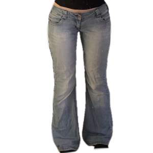 ljusa lågmidjade bootcut jeans från only💕midja- 39 innerben- 81 