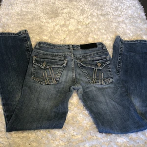 Jeans bootcut - Bra skick💕snygga jeans, lite slitna längst ner ( se på sista bilden) jag vet inte om det ska vara så eller inte❤️