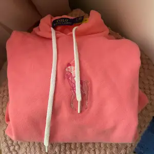 Säljer denna Ralph Lauren hoodie endast använd ett fåtal gånger, inga defekter. Köptes för 2095 kr.