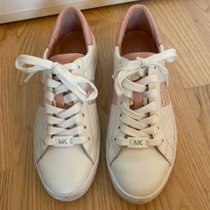 Michael kors sneakers  - Michael kors sneakers i fint skick, endast använda fåtal gånger.   Storlek 37.   Djur och rökfritt hem 🌸 