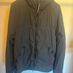 CP Company jacka - Storlek 54 (XL) (kan passa en person med storlek L i vanliga fall med en lite tjockare tröja under) Skick 7/10 (endast ett litet brännhål på höger ärm) Går bra att hämta tröjan och swisha 
