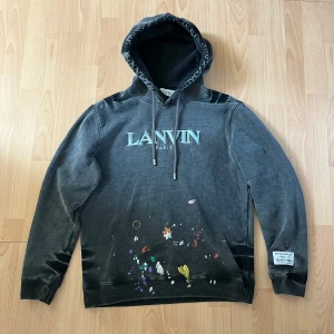 Lanvin x Gallery dept - Fööör fet lanvin hoodie. Details är sjuka och passformen är perfekt. Använd några få gånger men i perfekt skick. Svart/grå wash. Inte äkta