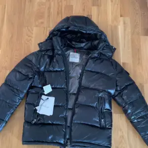 Moncler maya storlek 2, passar M/S den är i bra skick, dragkedjan kan vara lite krånglig ibland.