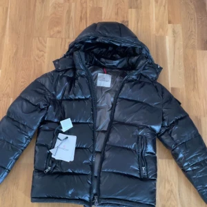 Moncler Maya  - Moncler maya storlek 2, passar M/S den är i bra skick, dragkedjan kan vara lite krånglig ibland.