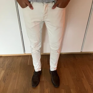 Vita stiliga jeans - Jeans från Selected Homme. Perfekt när man vill klä sig lite ljust! Skick 8/10 Strlk: 29/32
