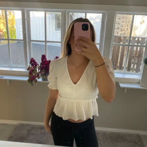 Söt topp från Pull&Bear - Säljer en söt topp från Pull&Bear som inte kommer till användning längre! Storlek S, 180kr❣️