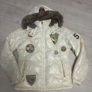 Vintage moncler jacket - White Vintage moncler jacket in size 2xl but fits m. Condition is good but some signs of wear ofcourse. Suggest prices