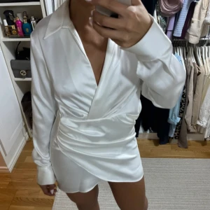 Zara satin klänning  - Jättefin klänning som aldrig använts 