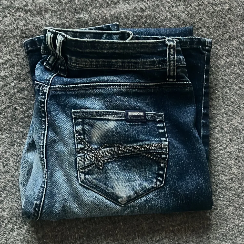 Sjukt snygga mörkblå low waist jeans från Street One som jag säljer då dom inte riktigt passar. Köpte men har aldrig använt! Kp för fler bilder.. Jeans & Byxor.