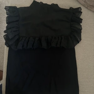 Svart topp - Säljer en cool svart topp från zara! Som går upp lite i halsen med volanger💕