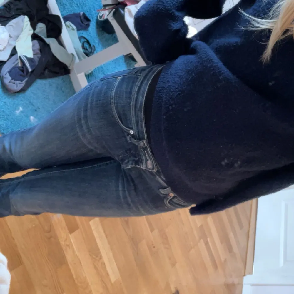 Mörkblåa jeans som tyvärr är för liten för mig. Passar till det mesta och använd fåtal gånger! Super fina så det är synd att dom är för små 💗💗 Dm för mer bilder och pris kan diskuteras !!. Jeans & Byxor.